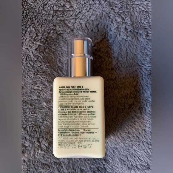 Clinique | dramatically different moisturizing lotion + w/ pump | 4.2 oz | New - Picture 2 of 2
